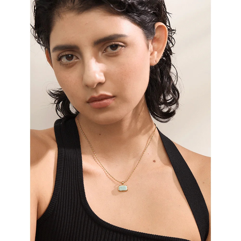 Natural stone geometric necklace in gold-plated stainless steel with natural stone.