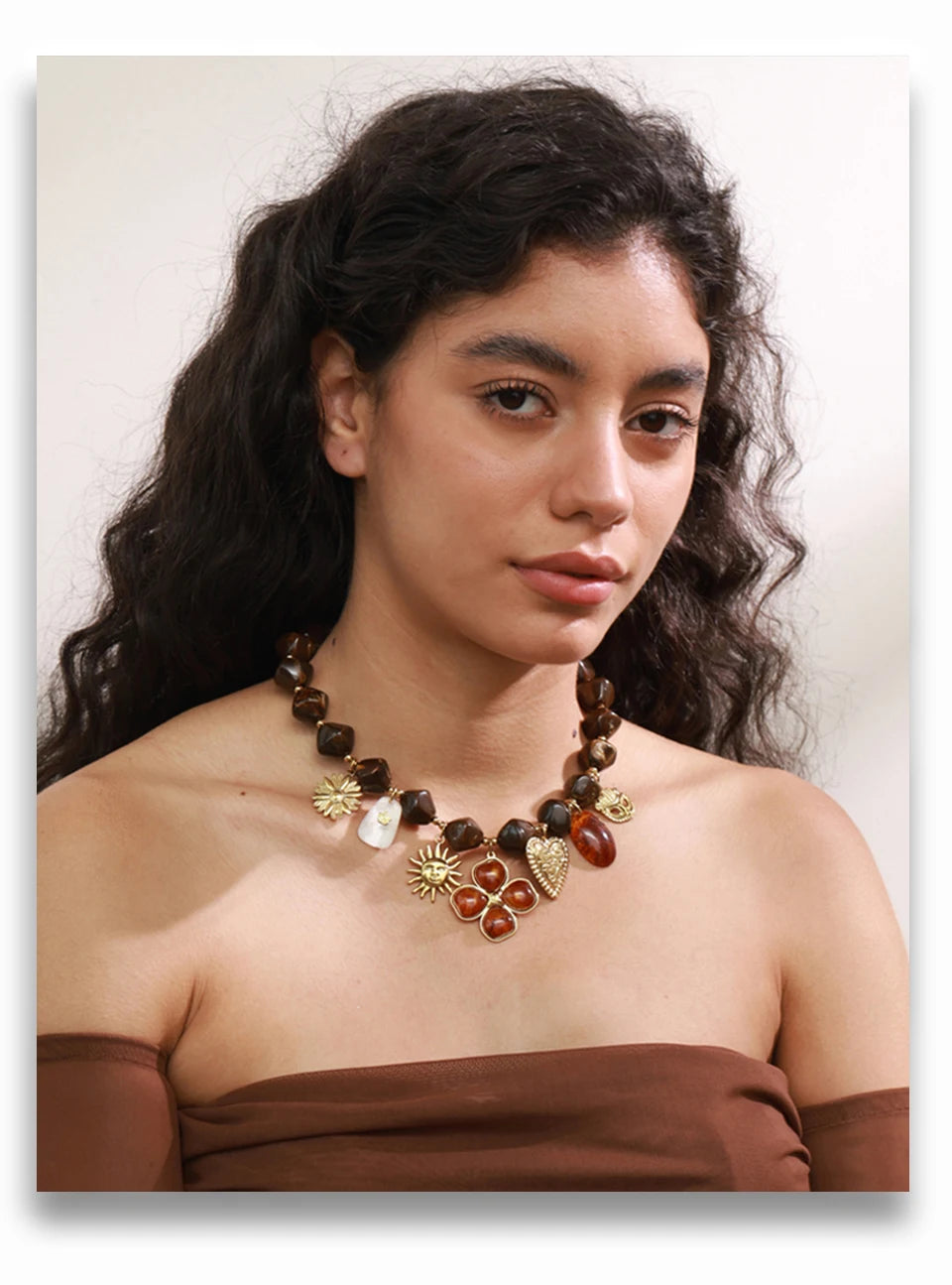 Resin acrylic heart necklace in gold-plated stainless steel with resin and acrylic.