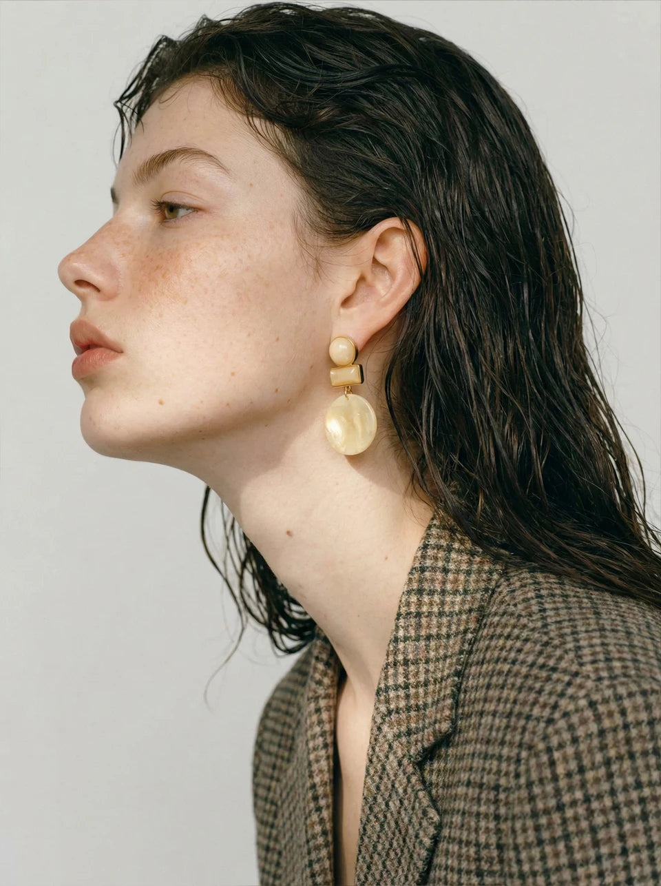 Resin geometric earrings in gold-plated stainless steel with resin.