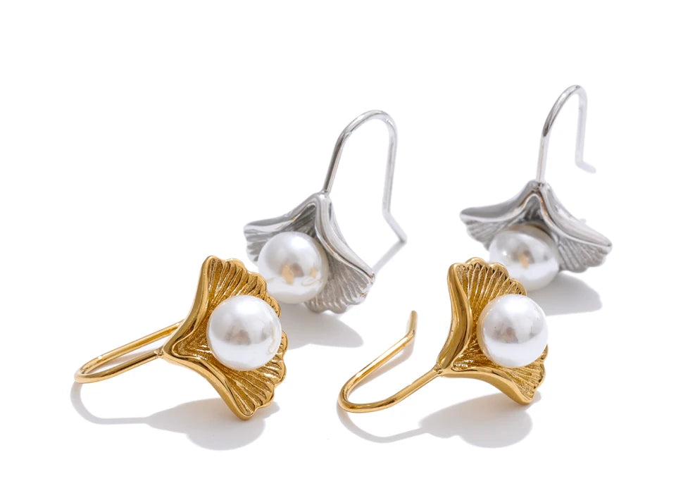 Pearl earrings in gold-plated stainless steel with pearl.