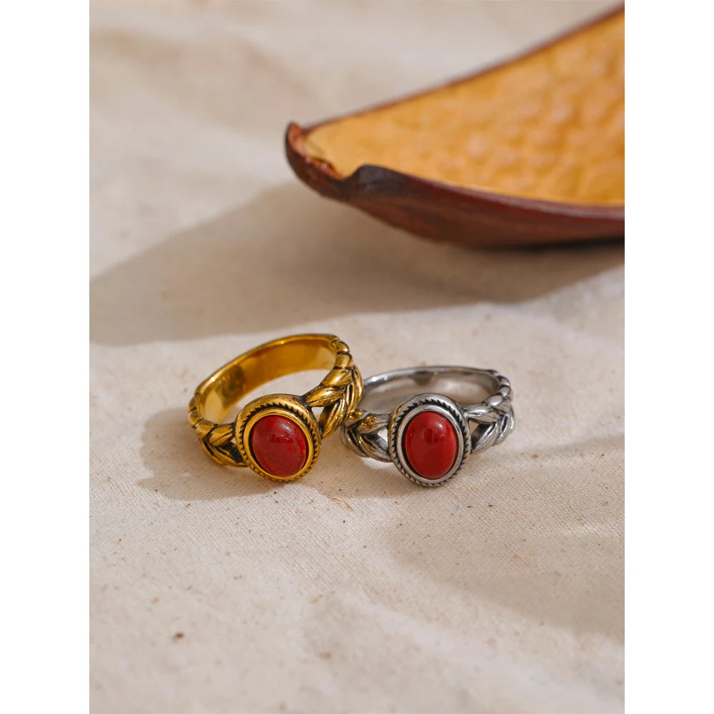 Black natural stone vintage ring in 18K gold-plated stainless steel with natural stone.