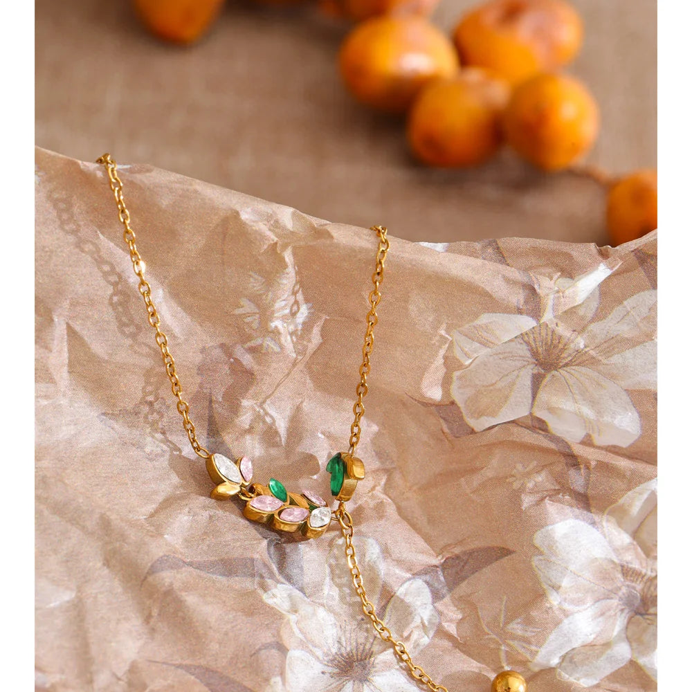 Cubic zirconia necklace in gold-plated stainless steel with cubic zirconia.