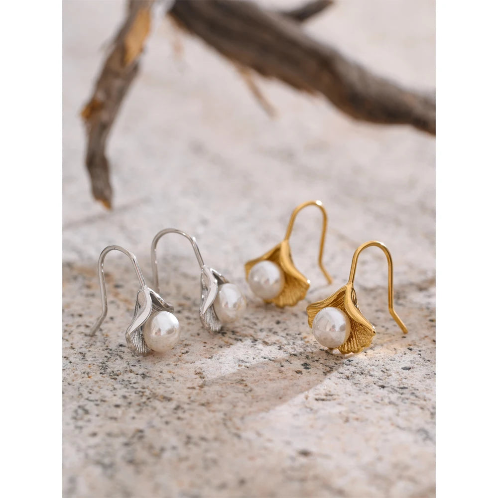Pearl earrings in gold-plated stainless steel with pearl.