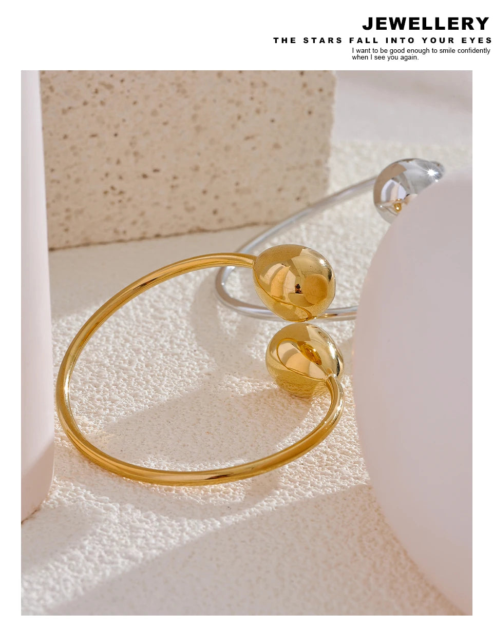 Geometric bracelet in gold-plated stainless steel.