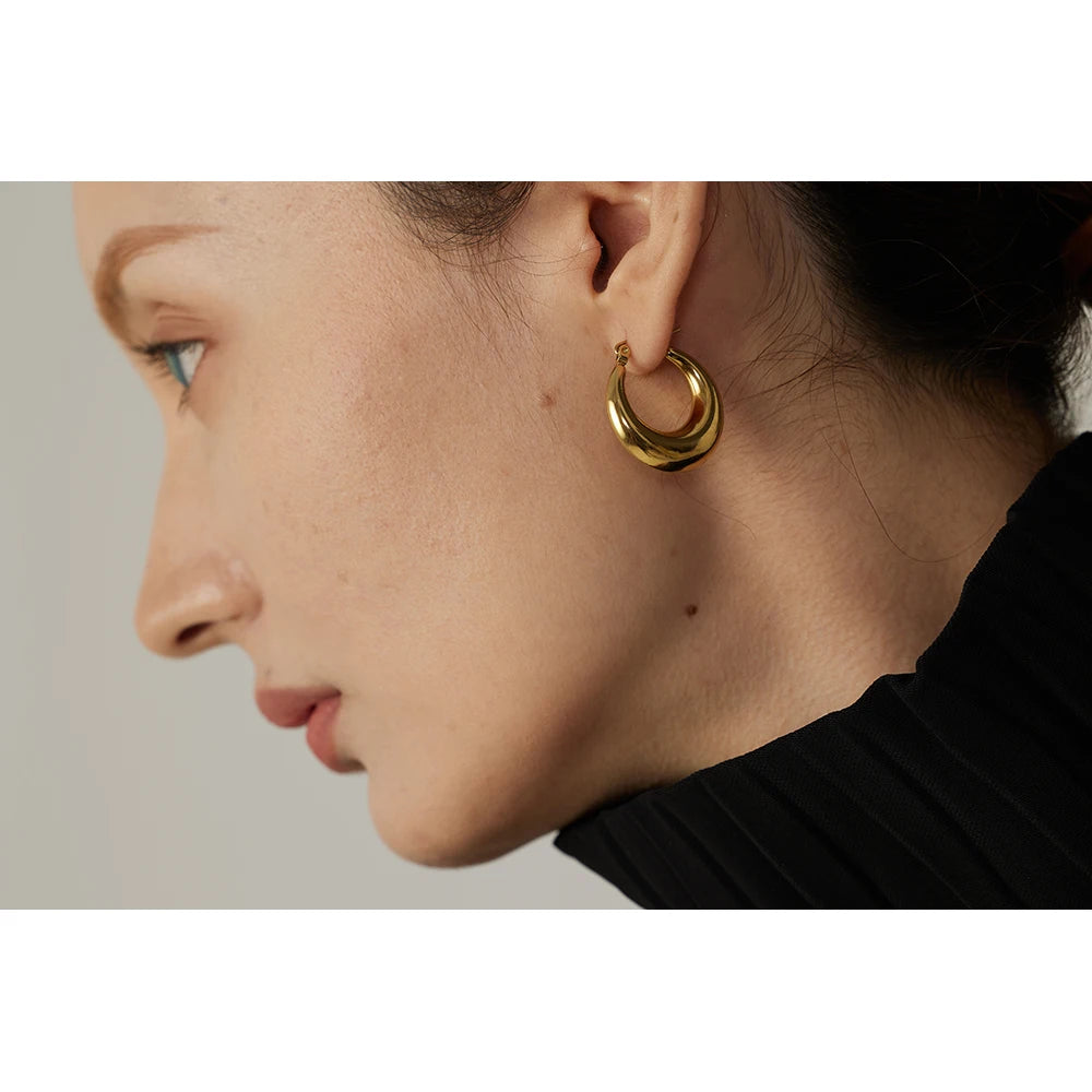 Hammered geometric earrings in 18K gold-plated stainless steel.
