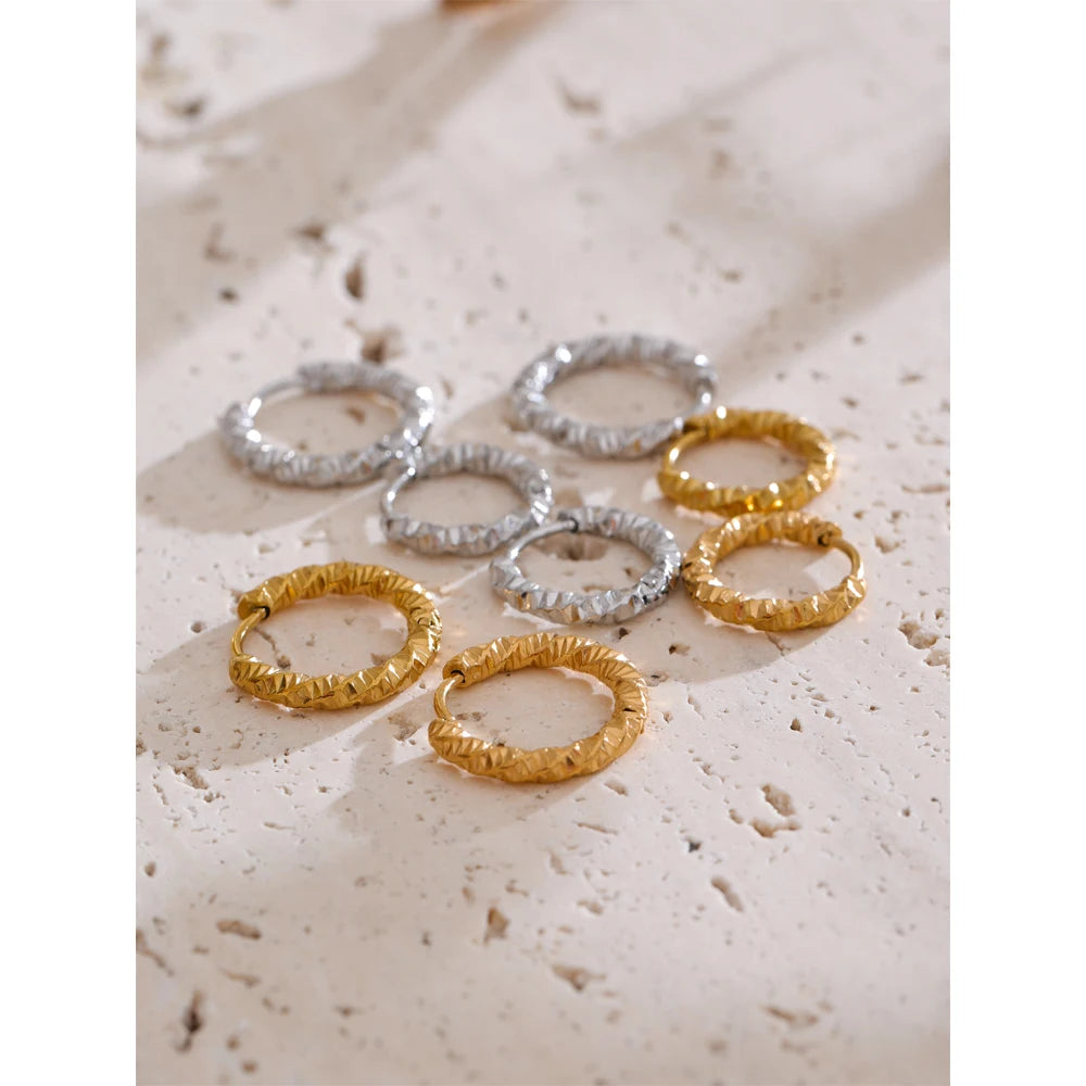 Geometric earrings in gold-plated stainless steel.