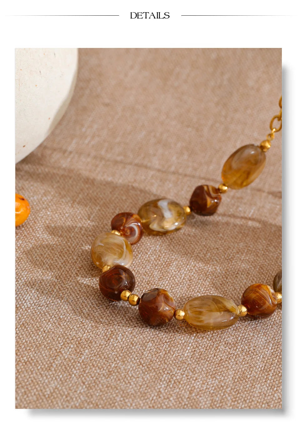 Resin beaded geometric necklace in gold-plated stainless steel with resin.