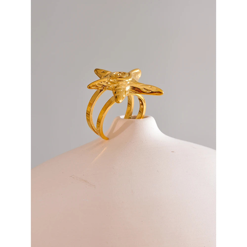 Star ring in 18K gold-plated 316L stainless steel.