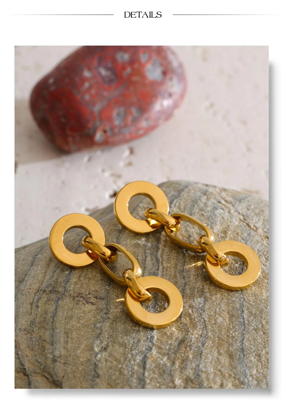 Geometric chain earrings in gold-plated stainless steel.