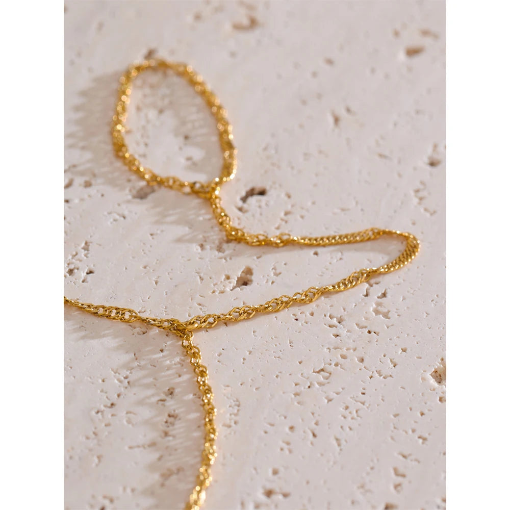 Minimalist geometric chain necklace in gold-plated stainless steel.