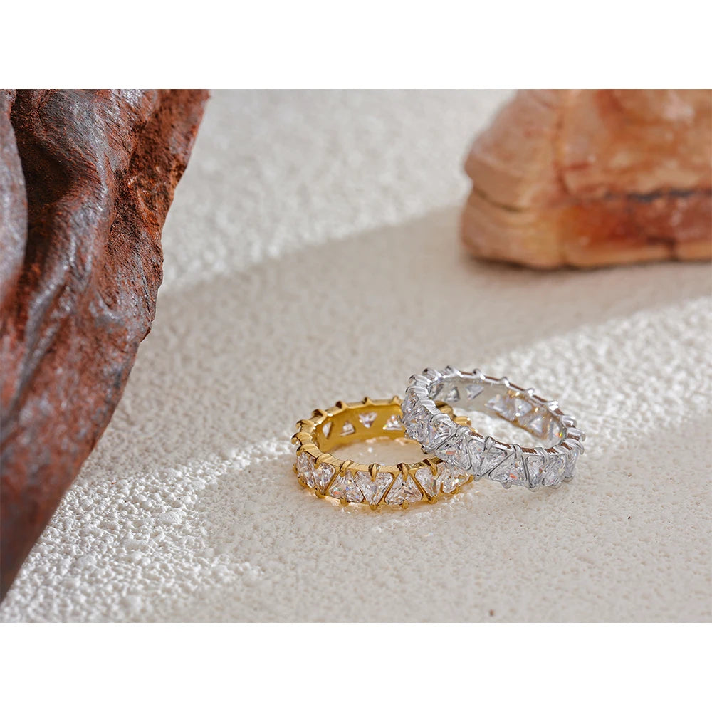 Cubic zirconia heart geometric ring in gold-plated stainless steel with cubic zirconia.