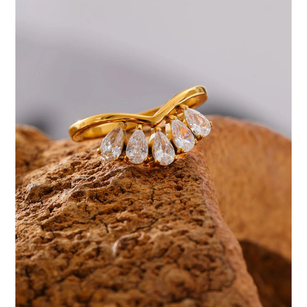 Cubic zirconia flower geometric ring in 18K gold-plated stainless steel with cubic zirconia.