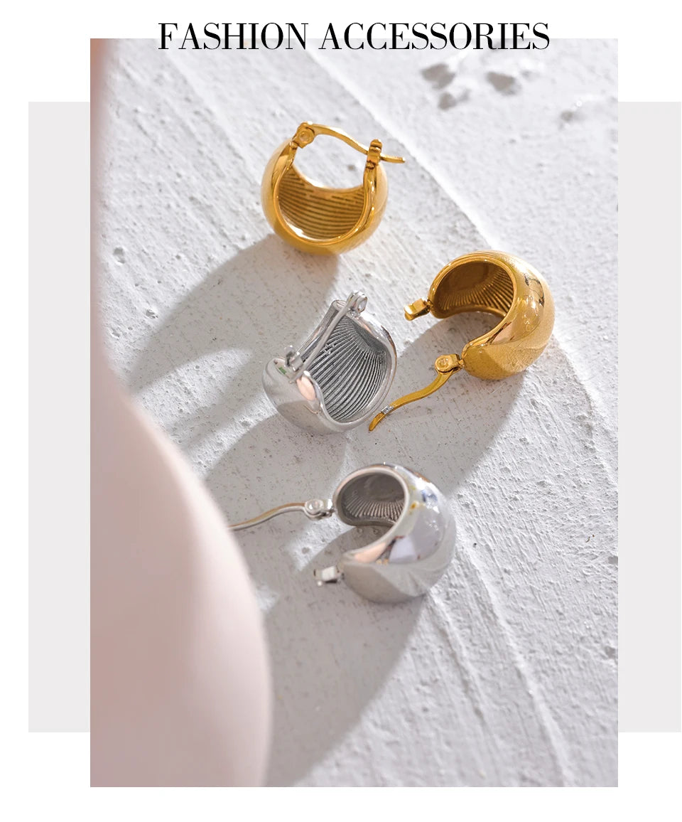Geometric earrings in gold-plated stainless steel.