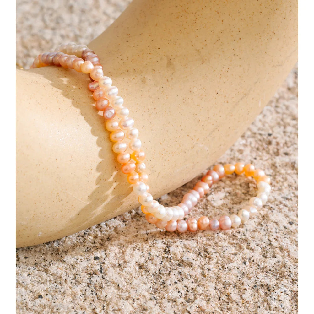 Freshwater pearl geometric necklace in gold-plated stainless steel with freshwater pearl.