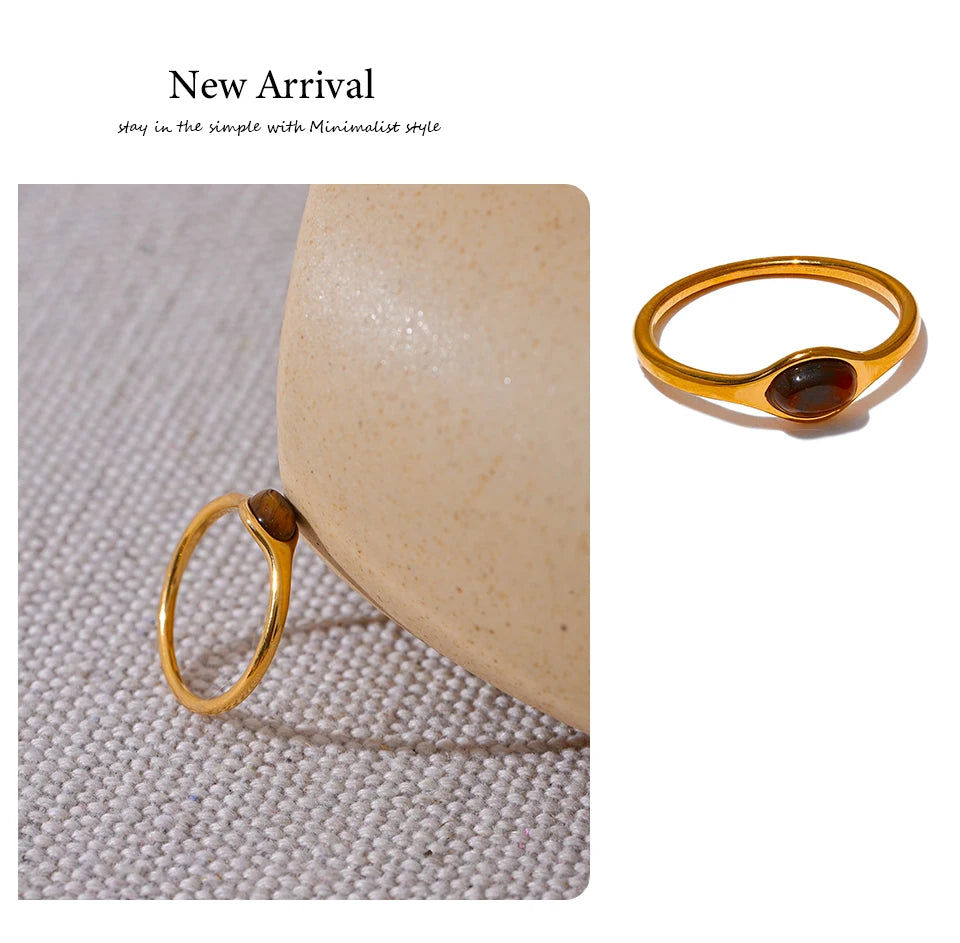 Natural stone geometric ring in 18K gold-plated stainless steel with natural stone.