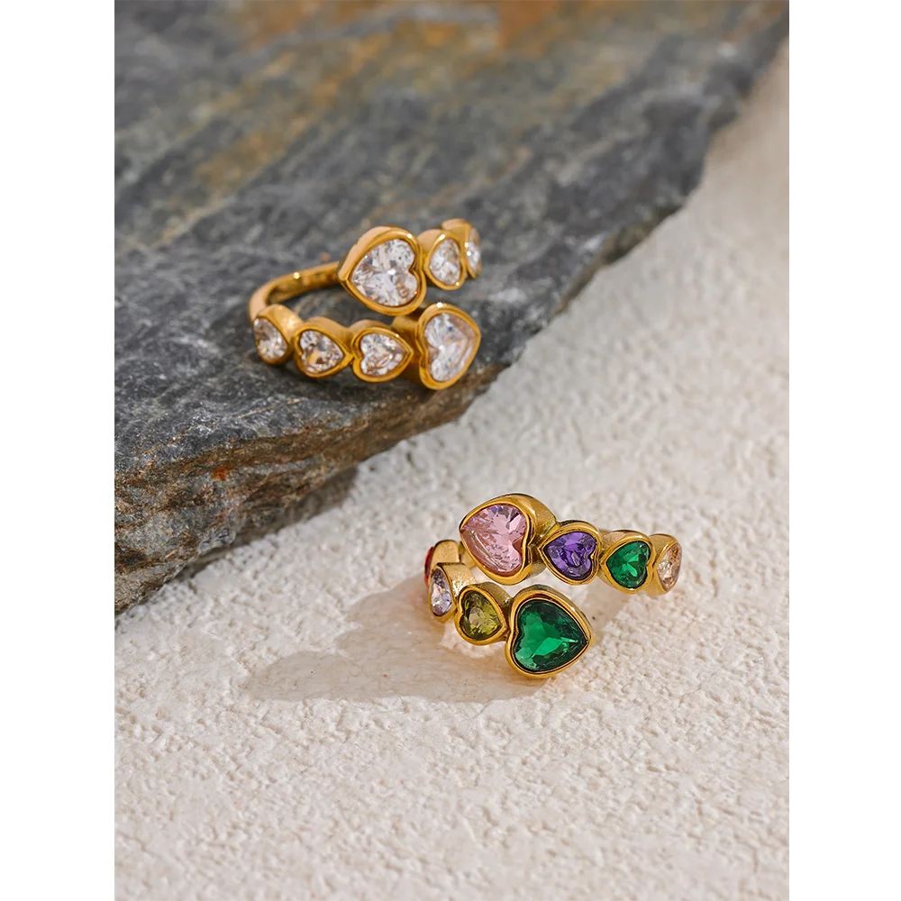 Cubic zirconia heart ring in 18K gold-plated stainless steel with cubic zirconia.