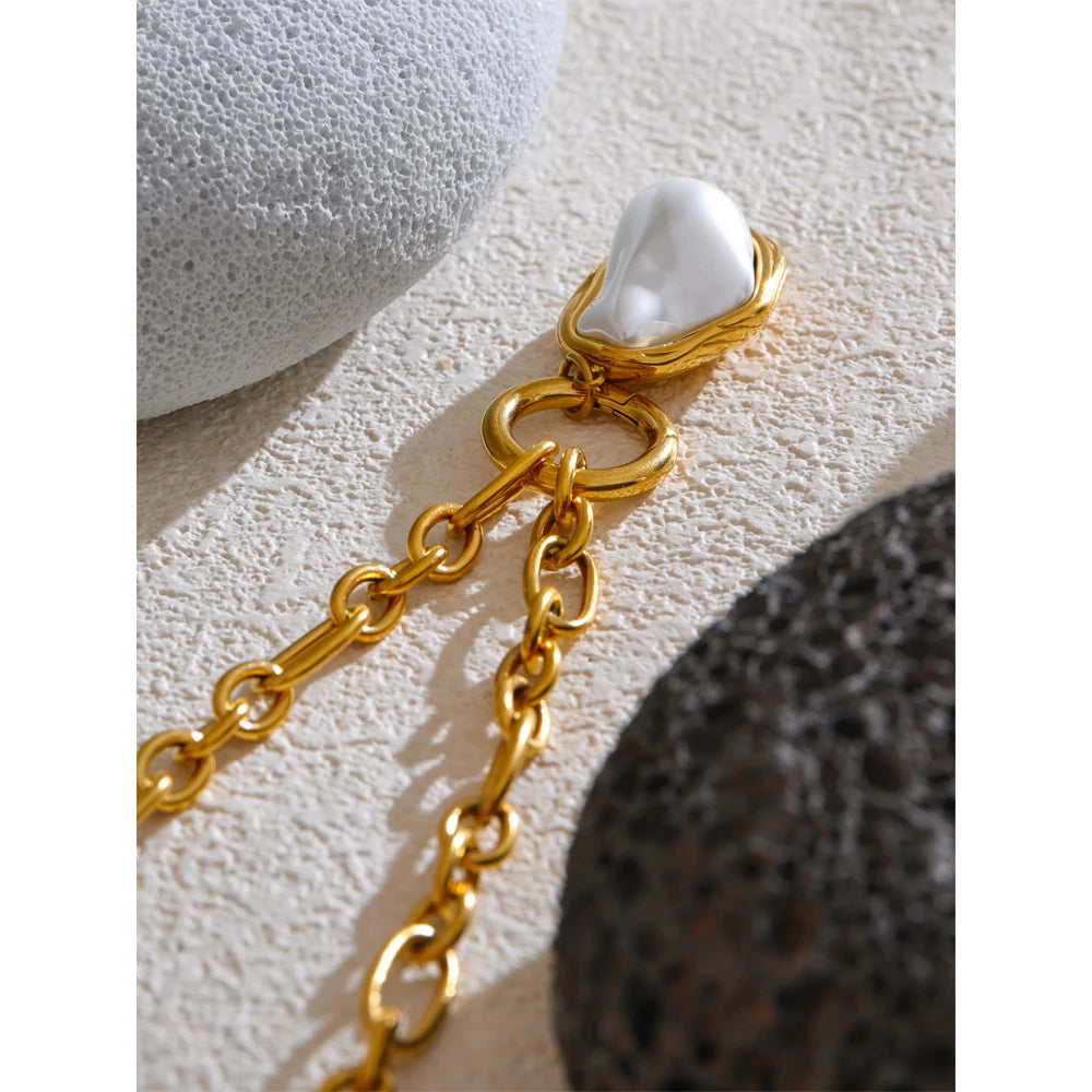 Pearl geometric necklace in gold-plated stainless steel with pearl.