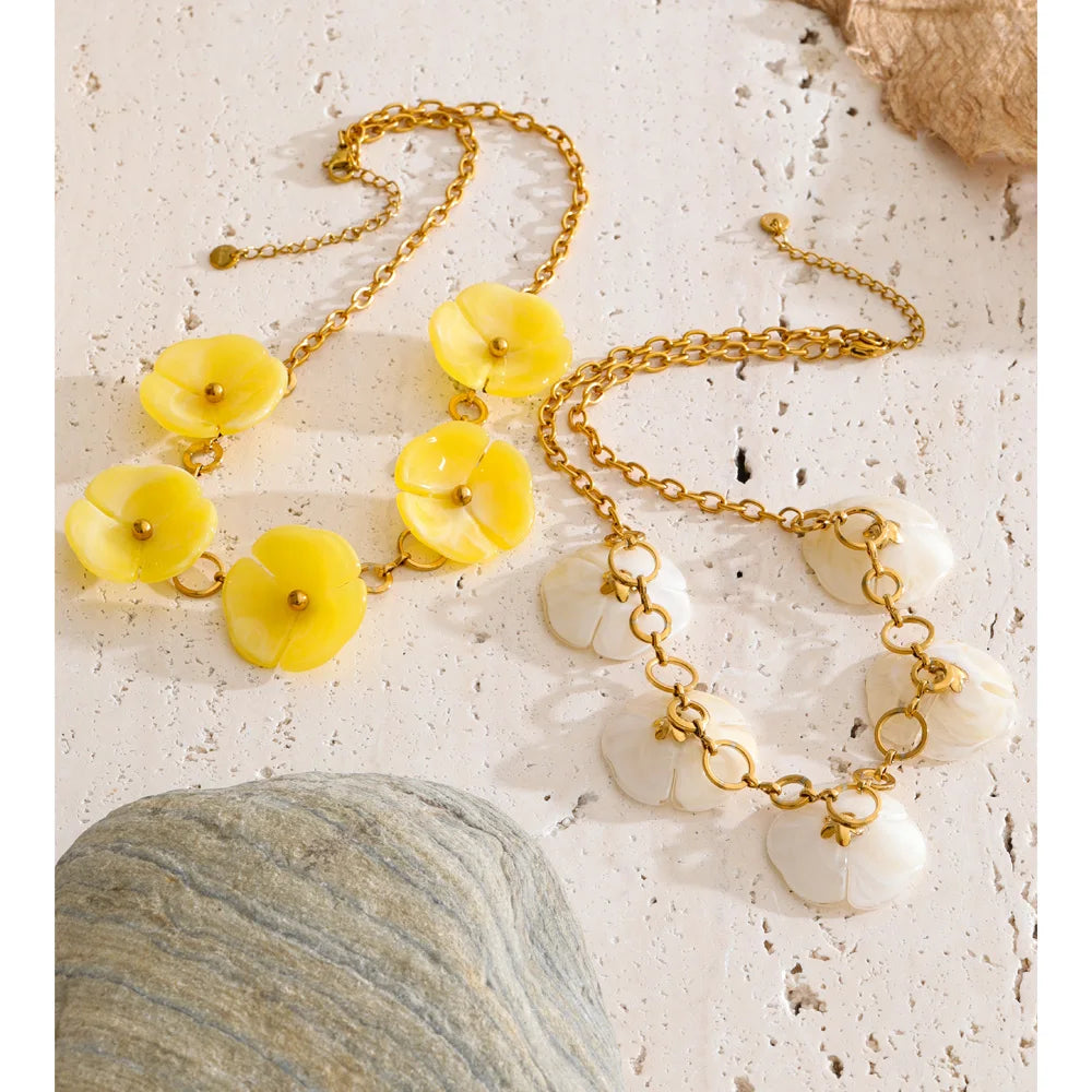Resin flower chain necklace in gold-plated stainless steel with resin.