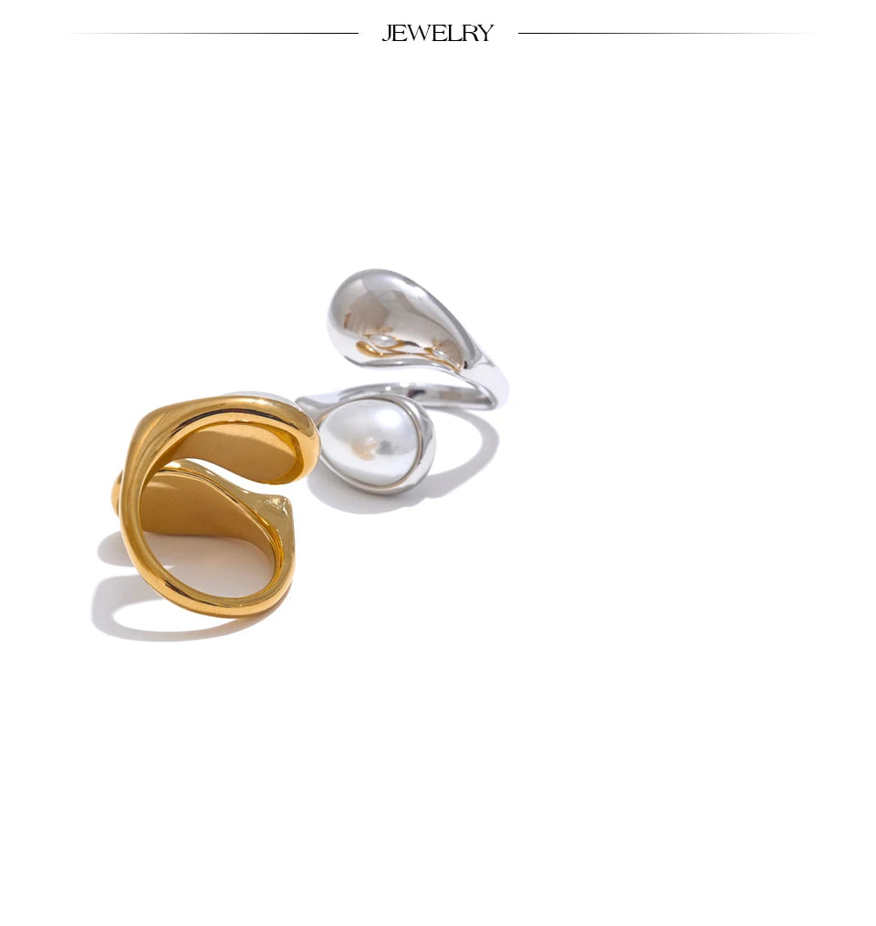 Pearl geometric ring in gold-plated stainless steel with pearl.