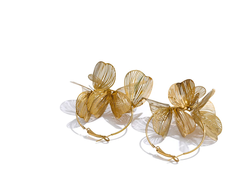 Flower geometric earrings in gold-plated stainless steel.