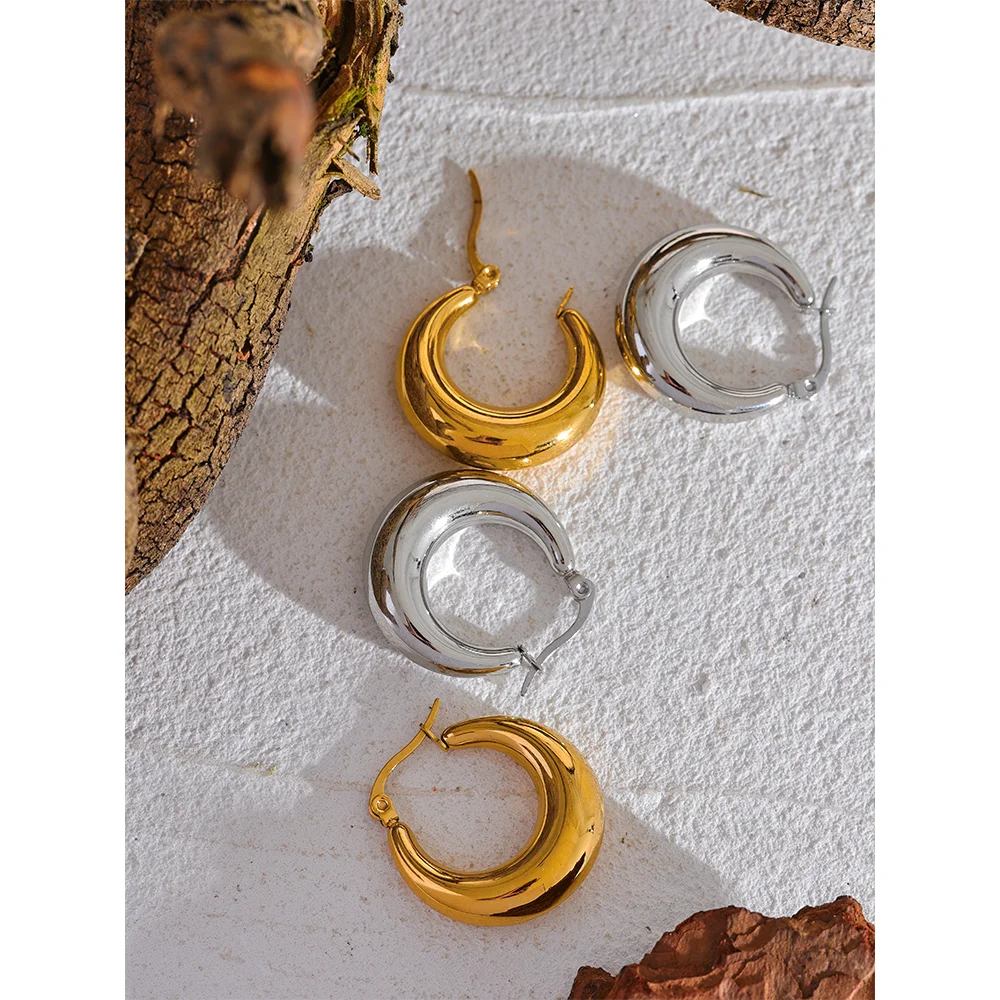 Hammered geometric earrings in 18K gold-plated stainless steel.