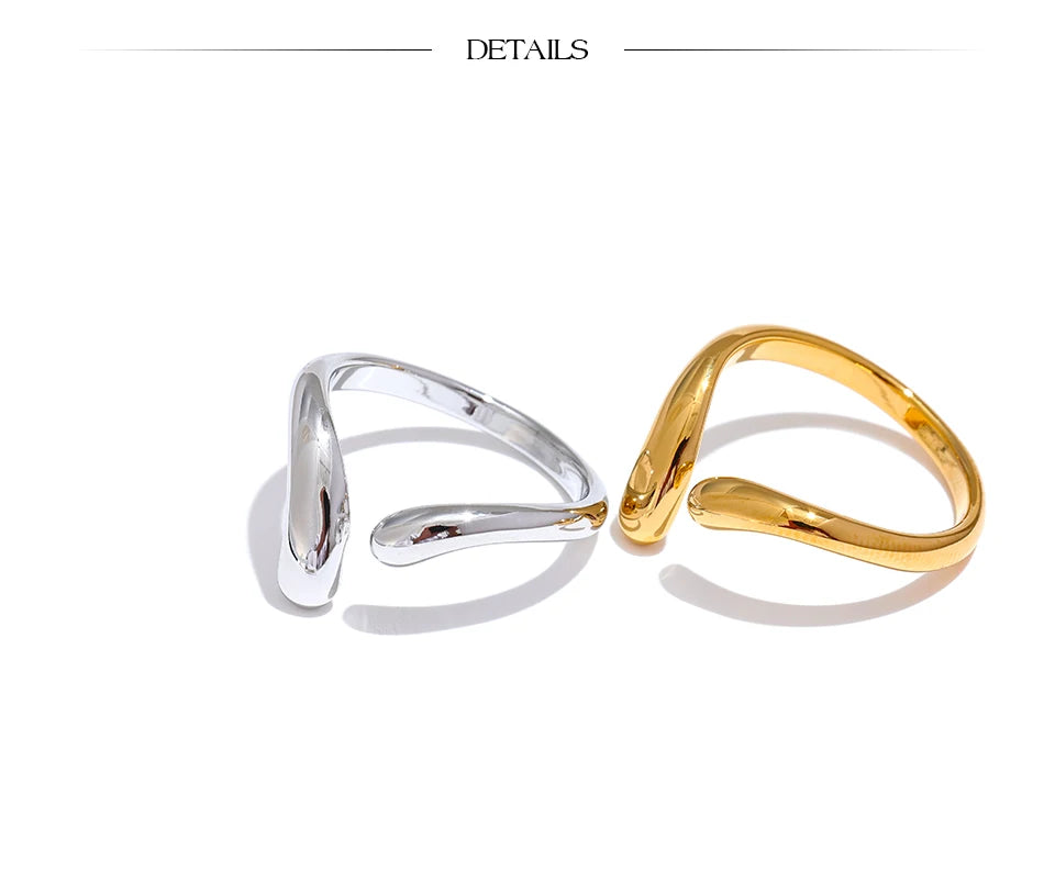 Minimalist geometric ring in gold-plated stainless steel.