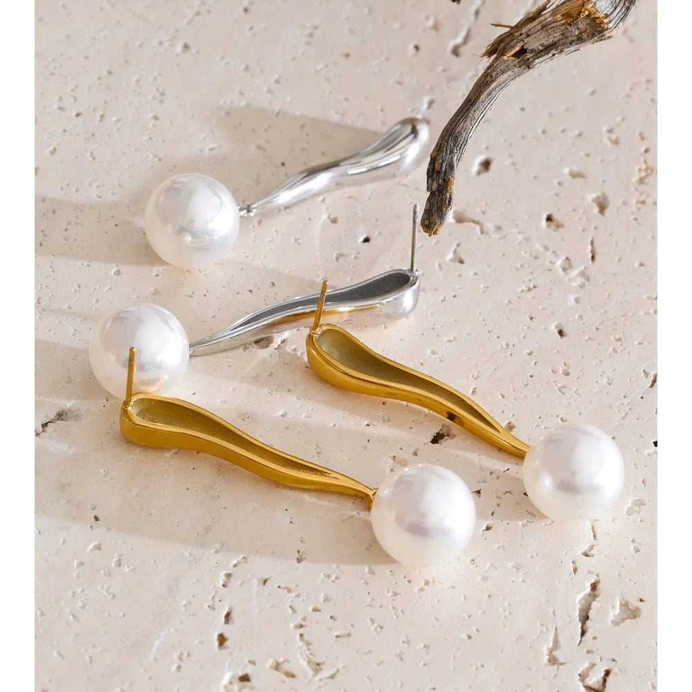 Pearl geometric earrings in gold-plated stainless steel with pearl.