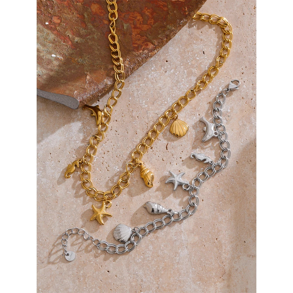 Shell star geometric necklace in gold-plated stainless steel with shell.