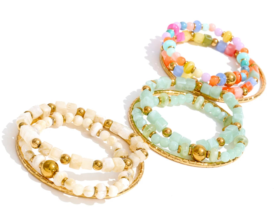 Resin acrylic beaded bracelet in gold-plated stainless steel with resin and acrylic.