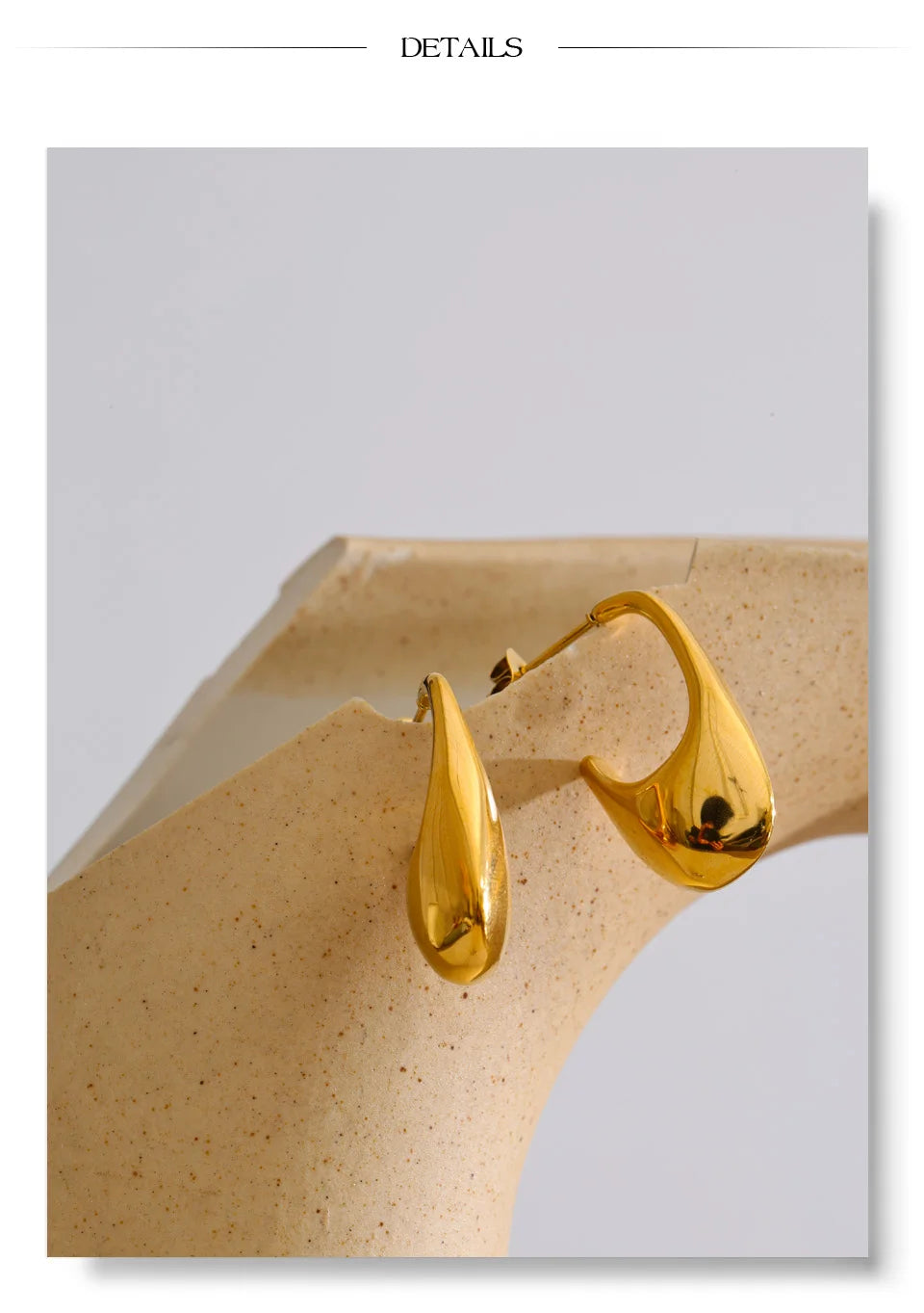 Geometric earrings in gold-plated stainless steel.