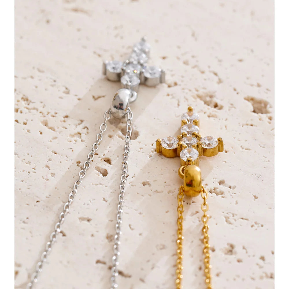 Cubic zirconia cross necklace in gold-plated stainless steel with cubic zirconia.