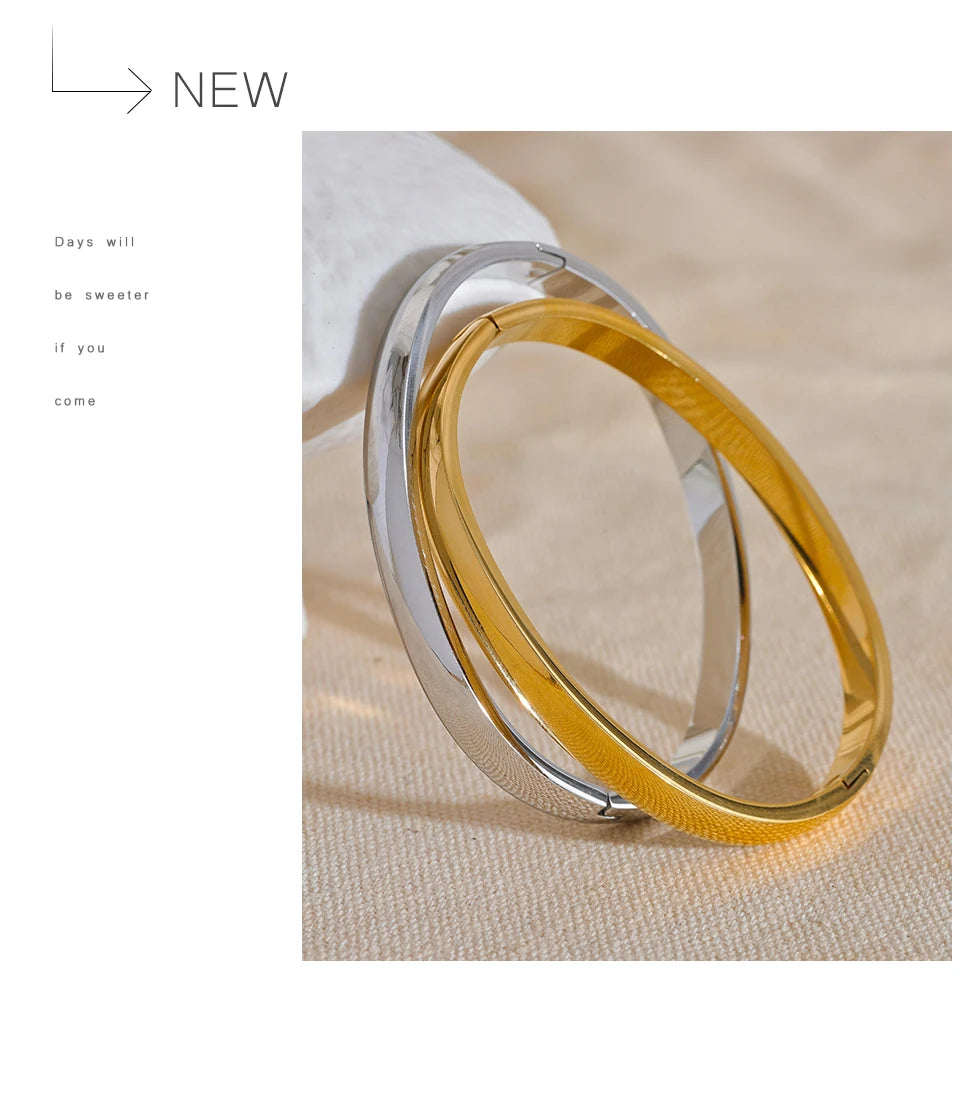 Geometric bracelet in gold-plated stainless steel.