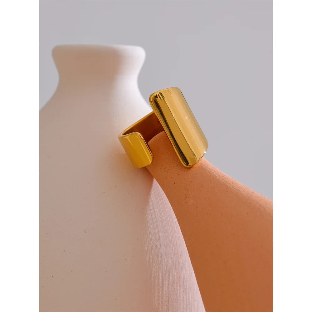 Minimalist geometric ring in 18K gold-plated stainless steel.