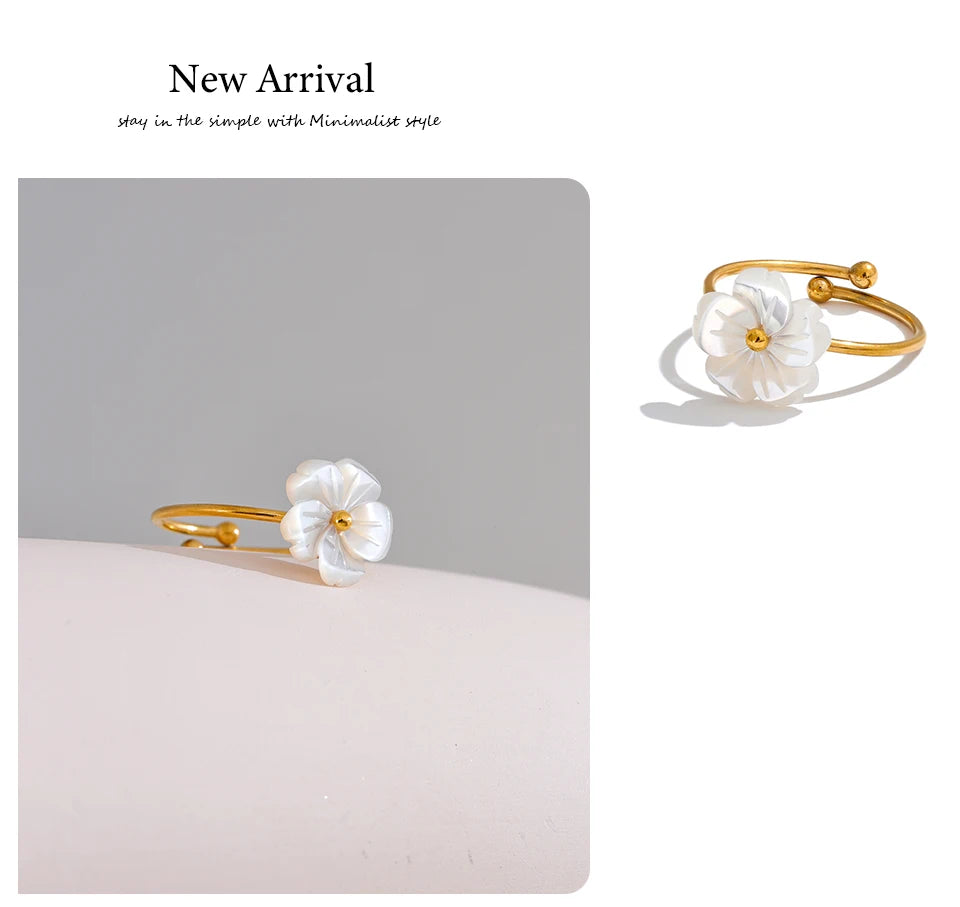 Shell flower geometric ring in 18K gold-plated stainless steel with shell.