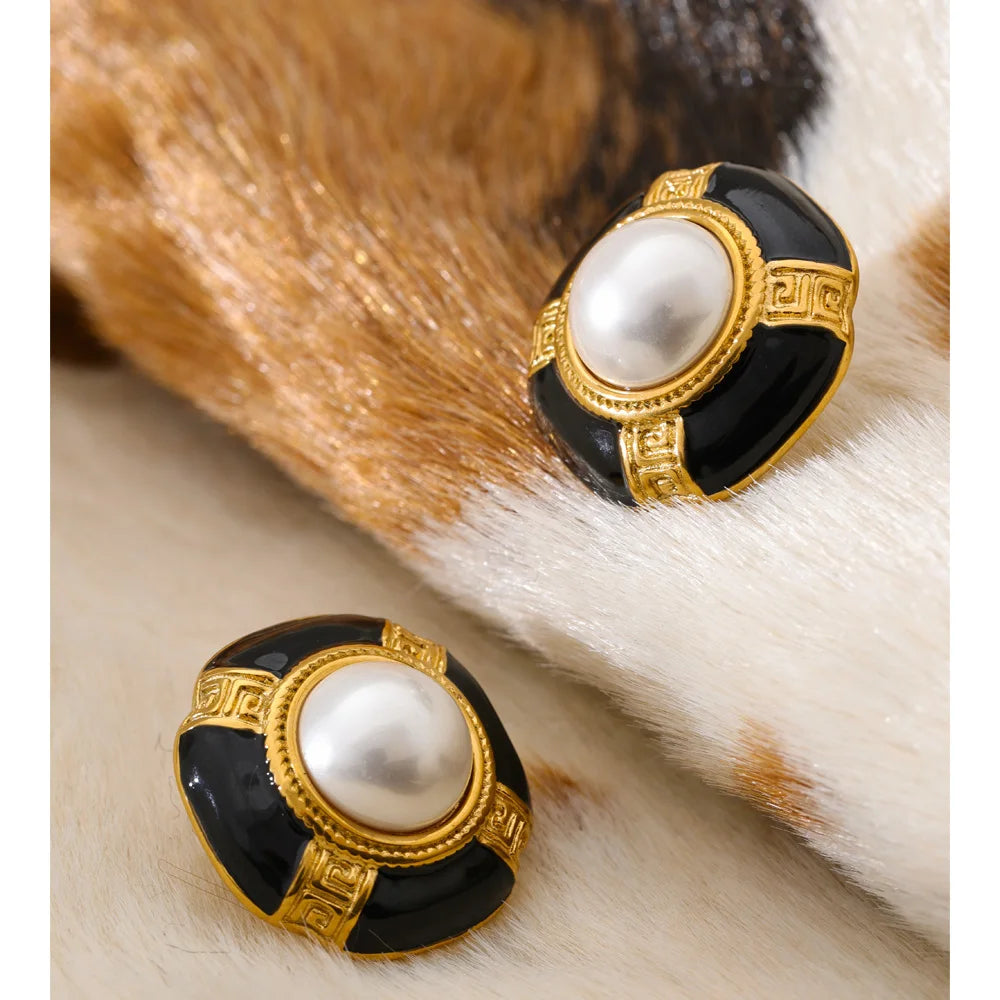 Pearl enamel geometric earrings in gold-plated stainless steel with pearl and enamel.