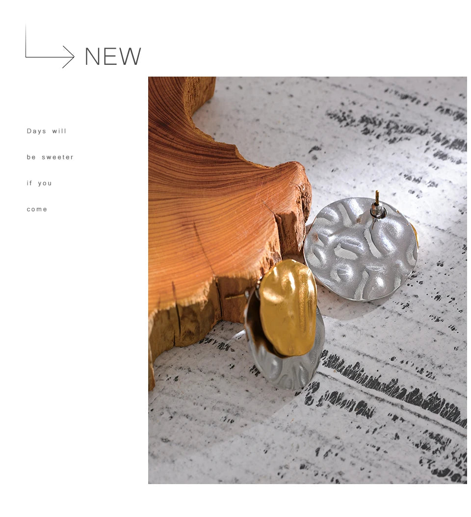 Geometric earrings in gold-plated stainless steel.