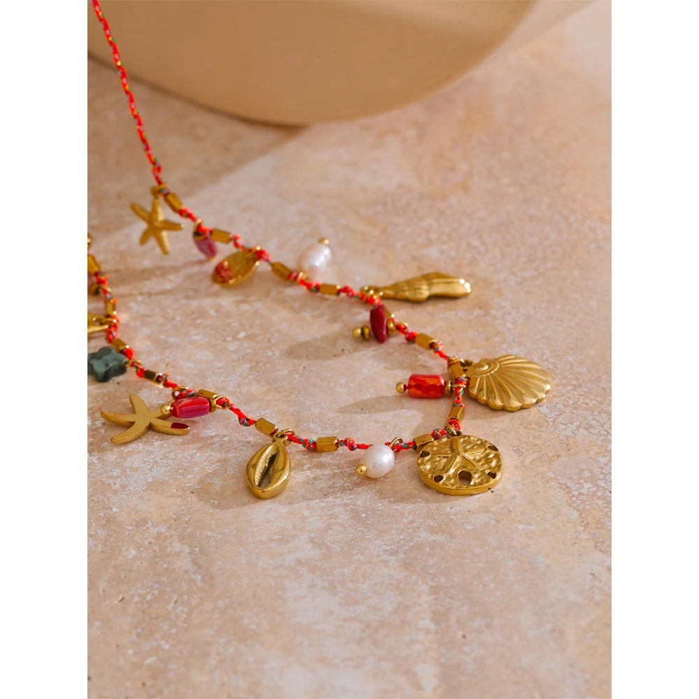 Shell natural stone star necklace in gold-plated stainless steel with natural stone and shell.