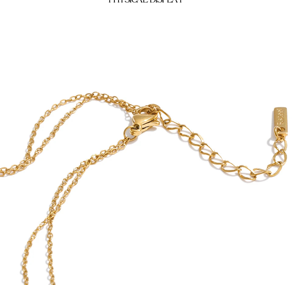 Freshwater pearl geometric chain necklace in gold-plated stainless steel with freshwater pearl.