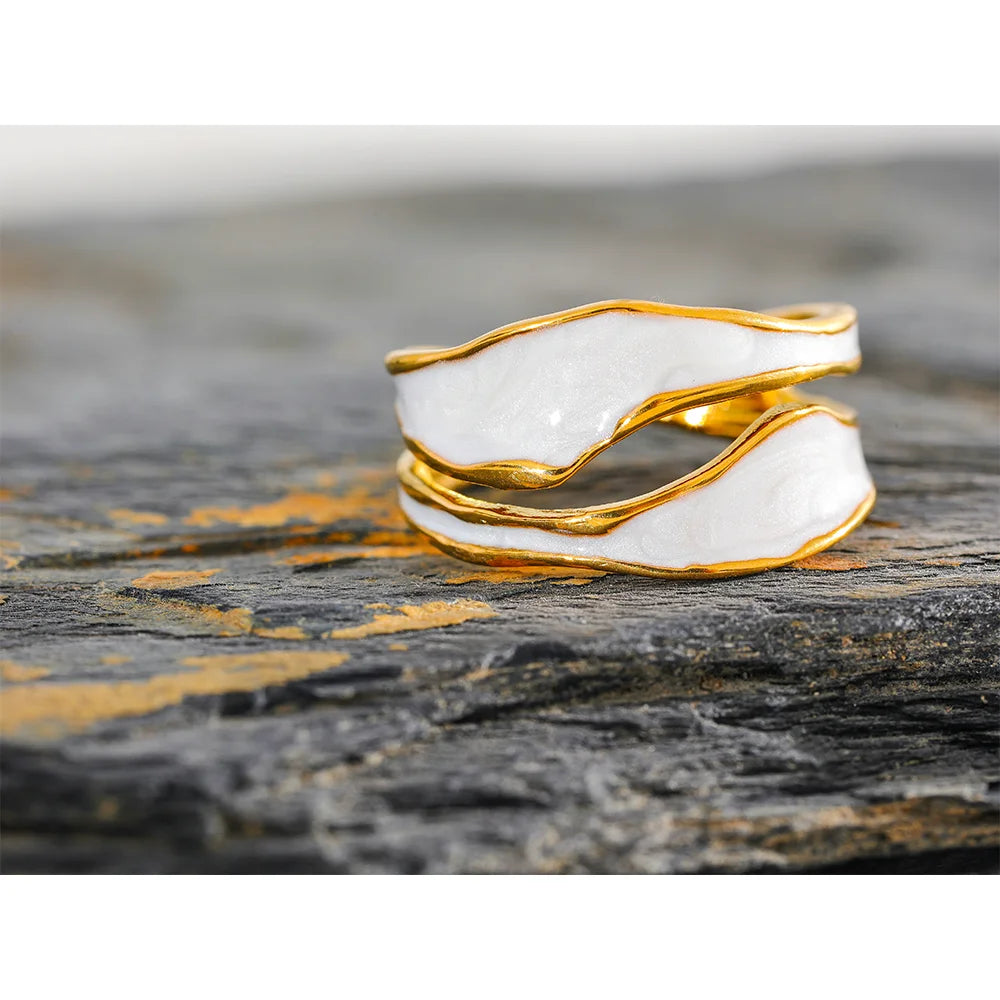 White enamel geometric ring in 18K gold-plated stainless steel with enamel.