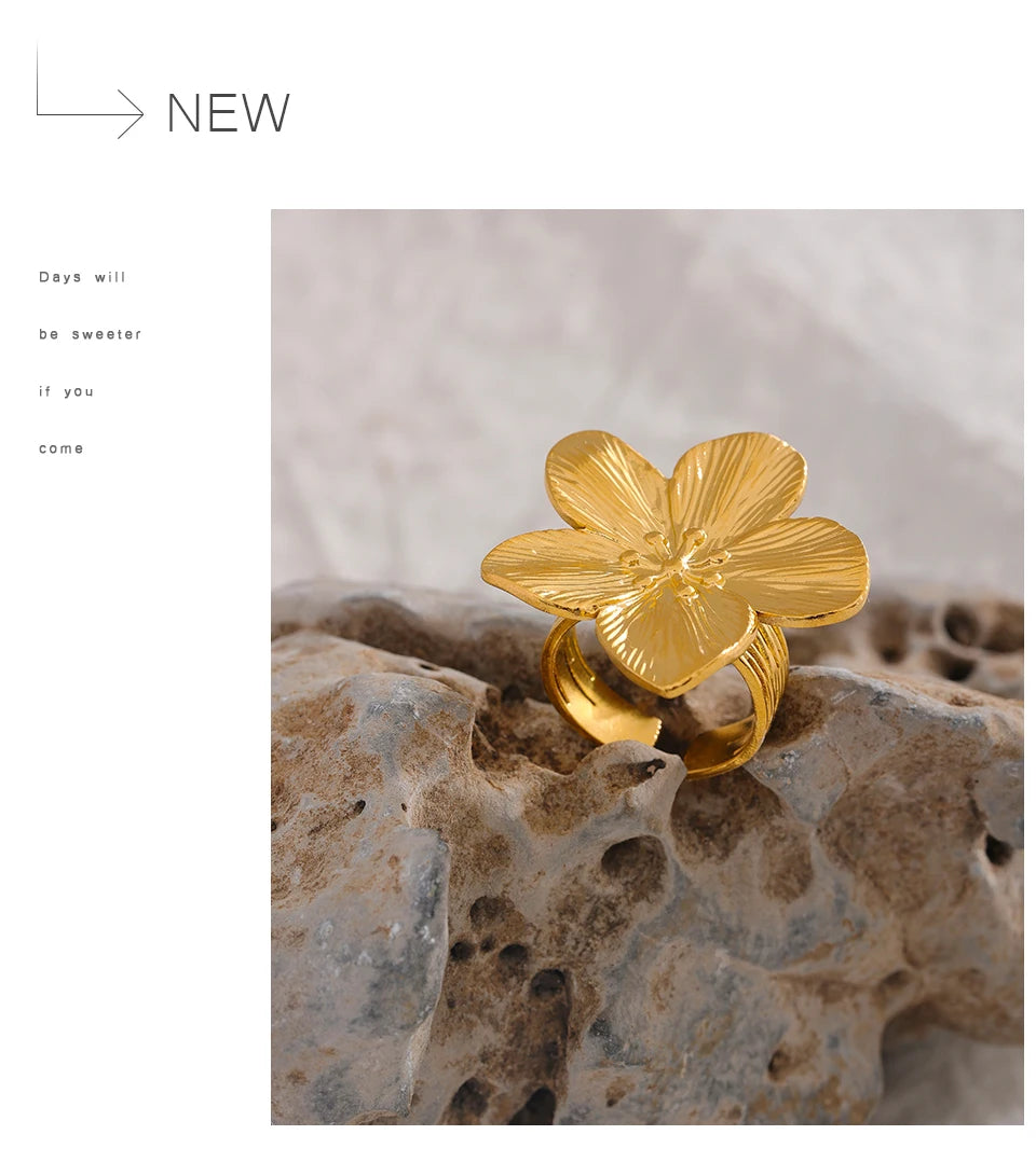 Flower geometric ring in 18K gold-plated stainless steel.