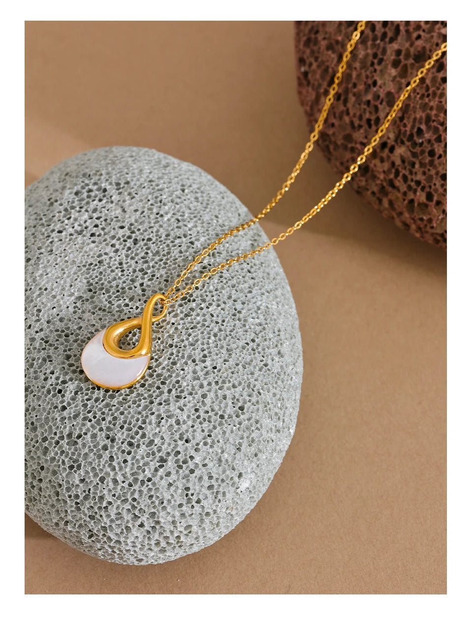 Shell natural stone geometric necklace in gold-plated stainless steel with natural stone and shell.