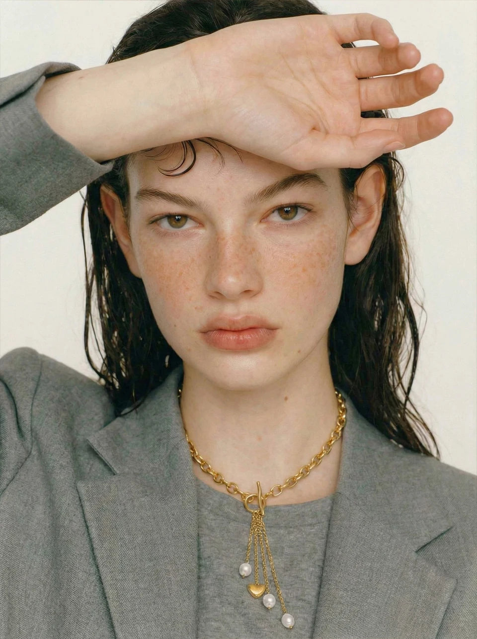 Freshwater pearl heart chain necklace in gold-plated stainless steel with freshwater pearl.