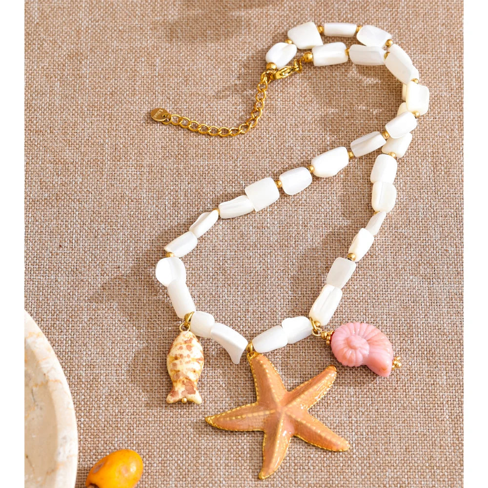 Shell star chain necklace in gold-plated stainless steel with shell.
