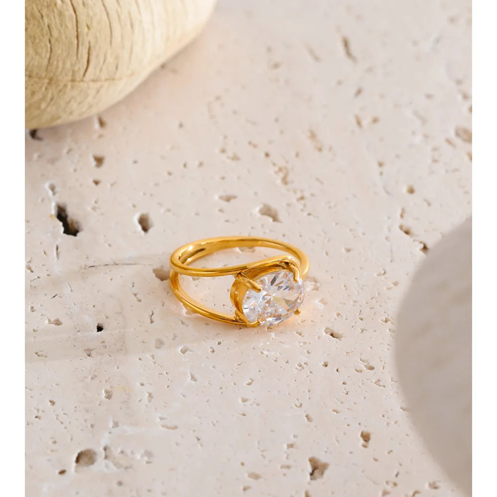 Cubic zirconia geometric ring in 18K gold-plated stainless steel with cubic zirconia.