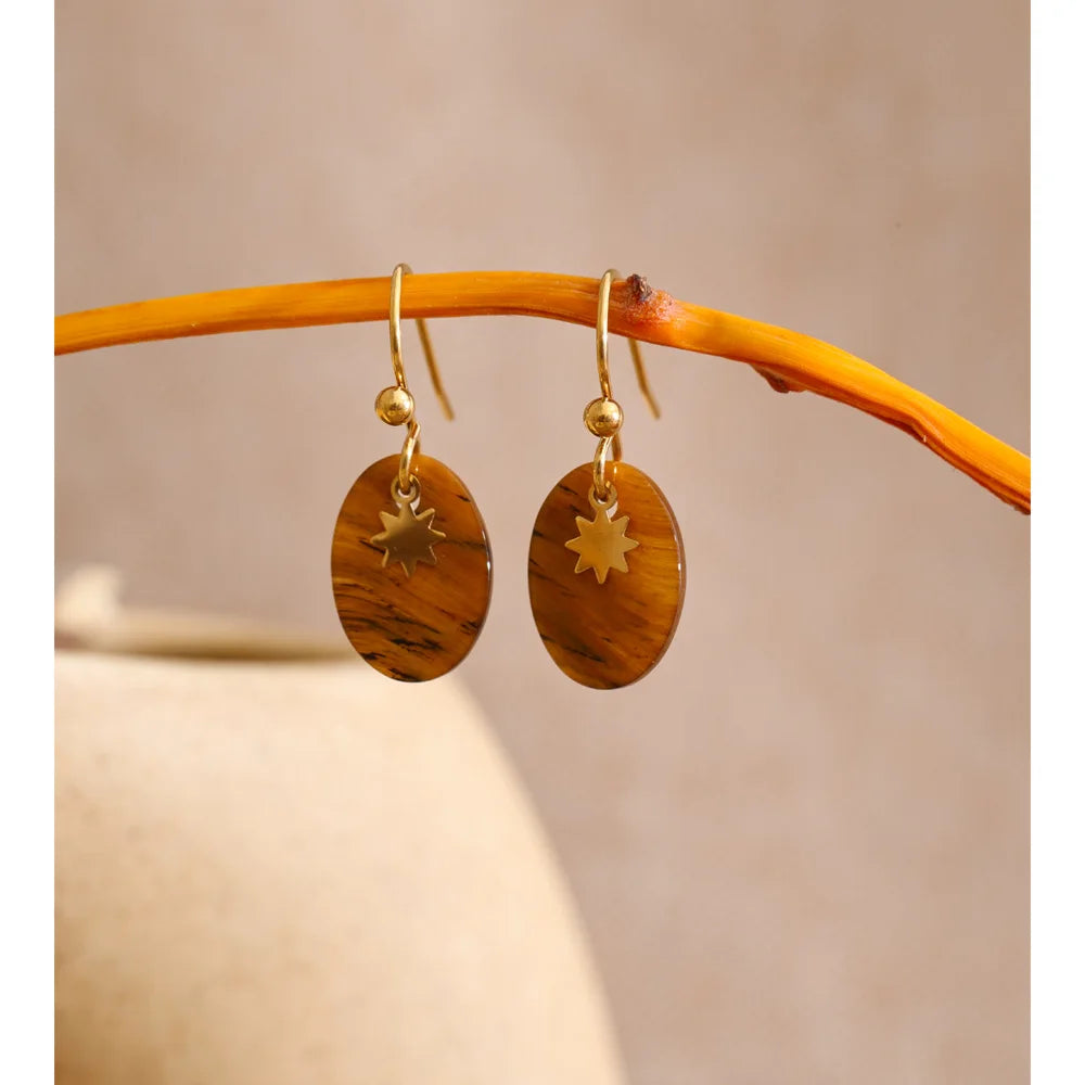 Natural stone geometric earrings in gold-plated stainless steel with natural stone.