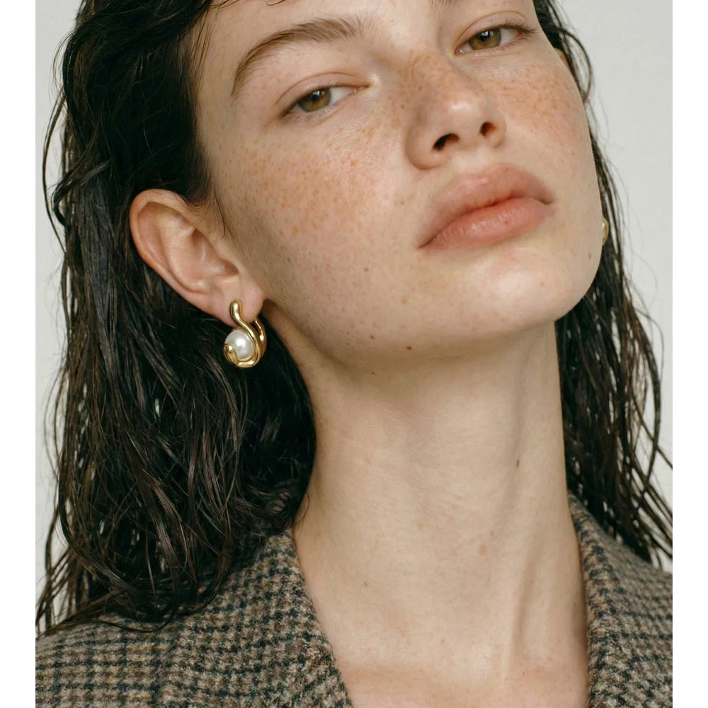 Pearl geometric earrings in gold-plated stainless steel with pearl.