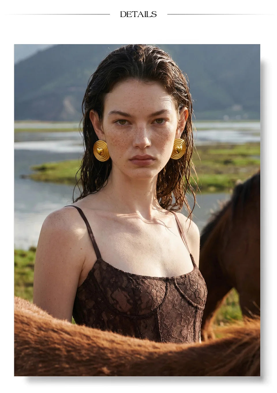 Heart geometric earrings in gold-plated stainless steel.