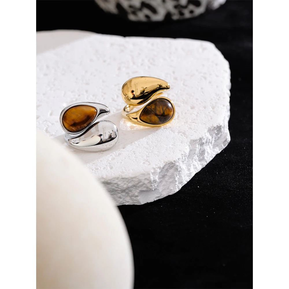 Natural stone geometric ring in gold-plated 316L stainless steel with natural stone.