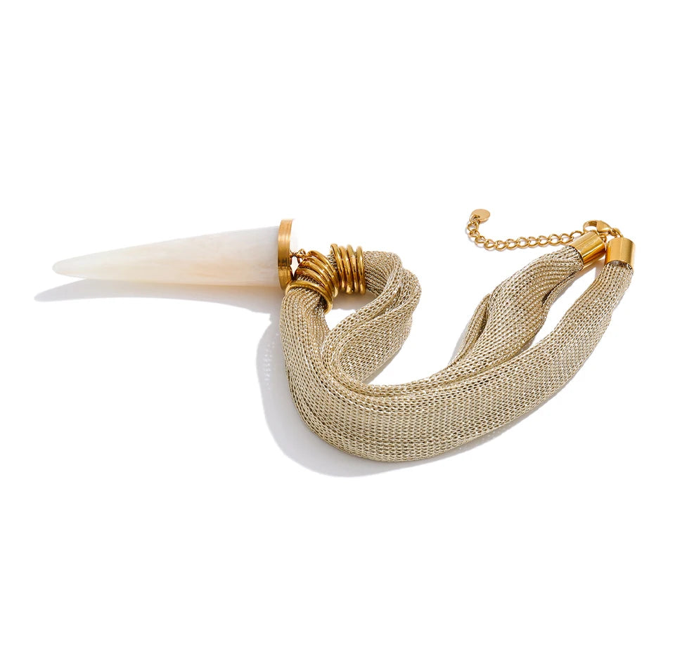 Resin geometric chain necklace in gold-plated stainless steel with resin.