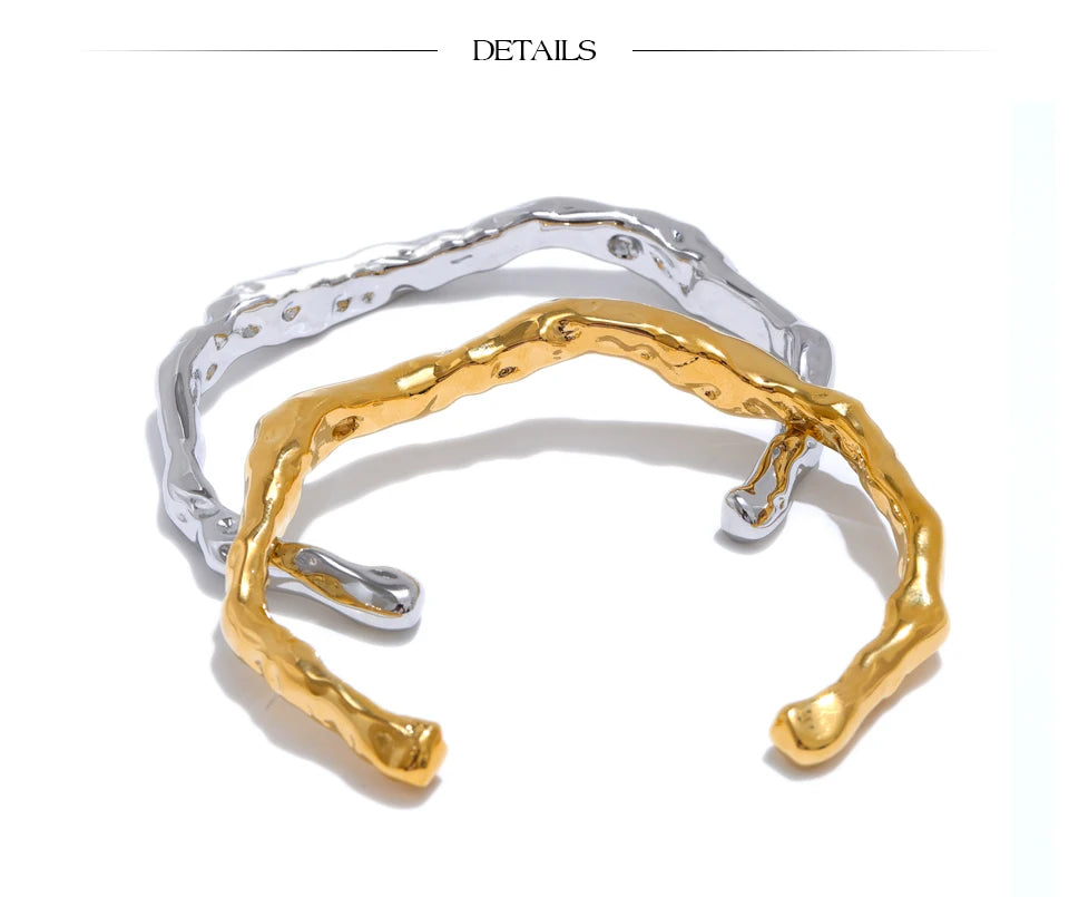 Hammered minimalist geometric bracelet in gold-plated stainless steel.